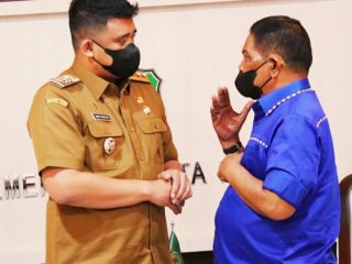Walikota Medan, Bobby Nasution saat berbincang dengan Rahudman Harahap