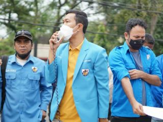 Para pengurus KNPI Sumut melakukan aksi damai di depan Mapoldasu, Rabu (23/2/2022)