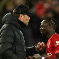 Pelatih Liverpool, J Klopp bersama S Mane merayakan kemenangan 6-0 atas Leeds United di Anfield, Kamis dini hari (24/2/2022)