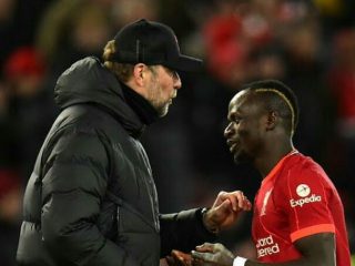 Pelatih Liverpool, J Klopp bersama S Mane merayakan kemenangan 6-0 atas Leeds United di Anfield, Kamis dini hari (24/2/2022)