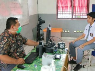 Salah seorang pelajar di SMA Negeri 4 Medan melakukan perekaman KTP-el di sekolahnya, Kamis (24/2/2022)