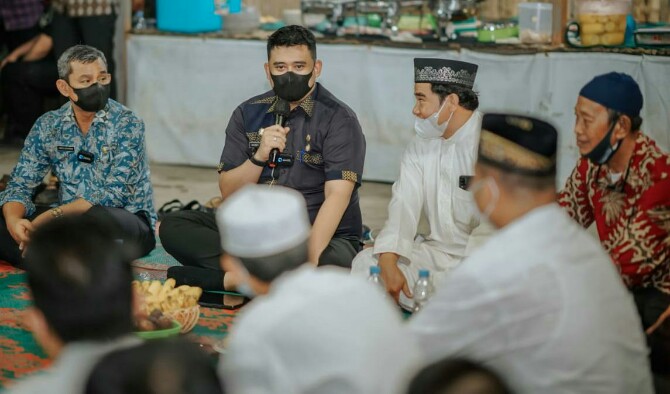 Walikota Medan, Bobby Nasution saat bertemu warga Kecamatan Medan Amplas, Kamis (24/2/2022)