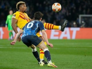 Aksi Adama saat melewati salah satu pemain Napoli di laga babak 32 besar Liga Europa, Jumat dini hari (25/2/2022). Dalam pertandingan ini Napoli menyerah 2-4.foto:AP PHOTO/IST
