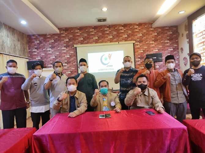 Kecaman perbandingan suara adzan dengan gonggongan anjing yang diungkap Menteri Agama Yaqut Cholil terus menggelinding. Hampir di semua provinsi menuntut agar Presiden Jokowi segera mencopot Yaqut dari jabatannya.
