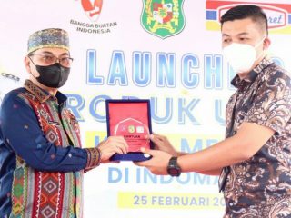 Asisten Ekbang Setdako Medan, Khairul Syahnan Harahap menyerahkan plakat kepada perwakilan Indomaret, Jumat (25/2/2022). Foto:IST