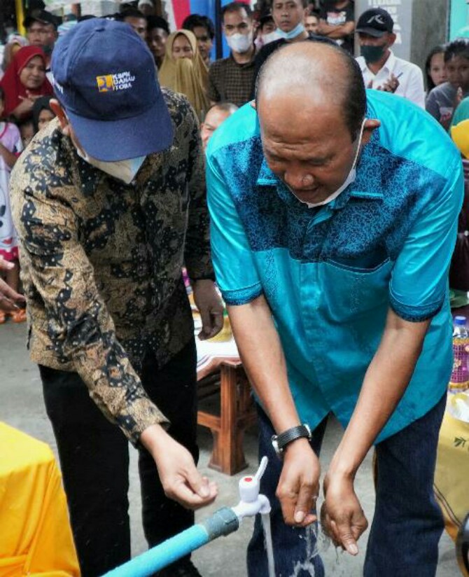 Plt Bupati Langkat, Syah Afandin menerima Sistem Penyediaan Air Minum (SPAM) Pedesaan Padat Karya Kabupaten Langkat 2021 dari Balai Prasarana Pemukiman Wilayah (BPPW) Sumut.
