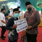 Walikota Medan, Bobby Nasution berfoto bersama salah satu pemenang MTQN Kota Medan ke-55, Jumat (25/2/2022). Foto:IST