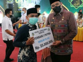 Walikota Medan, Bobby Nasution berfoto bersama salah satu pemenang MTQN Kota Medan ke-55, Jumat (25/2/2022). Foto:IST