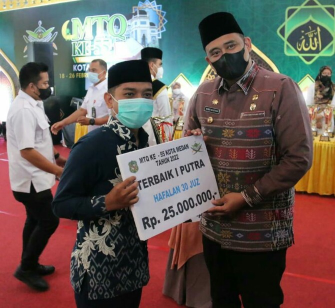 Walikota Medan, Bobby Nasution berfoto bersama salah satu pemenang MTQN Kota Medan ke-55, Jumat (25/2/2022). Foto:IST