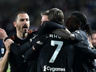 Para pemain Juventus merayakan gol Vlahovic ke gawang Empoli, Minggu dini hari (27/2/2022). Juventus menang 3-2 dalam laga itu. Foto:IST