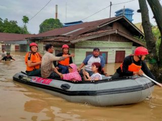 Sebagian besar wilayah Kota Medan dari kemarin hingga berita ini diturunkan masih direndam banjir.