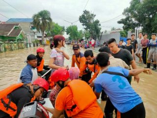Ribuan rumah di Kecamatan Medan Labuhan terendam banjir akibat meluapnya Sungai Deli yang tidak mampu menampung tingginya debit air ketika hujan deras turun.