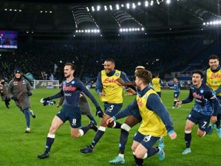 Pemain Napoli merayakan gol F Ruiz ke gawang Lazio dalan lanjutan Liga Italia di Stadion Olimpico, Roma, Senin dini hari (28/2/2022). Tambahan tiga poin membuat Napoli menggeser Milan di puncak klasemen sementara. Foto:IST