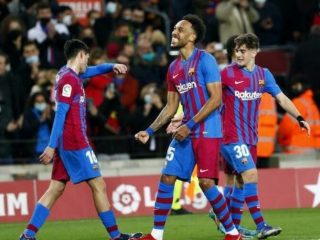 Pierre Emerick Aubayemang merayakan golnya ke gawang Athletic Club, Senin (28/2/2022). Barcelona menang 4-0. Foto;Ist