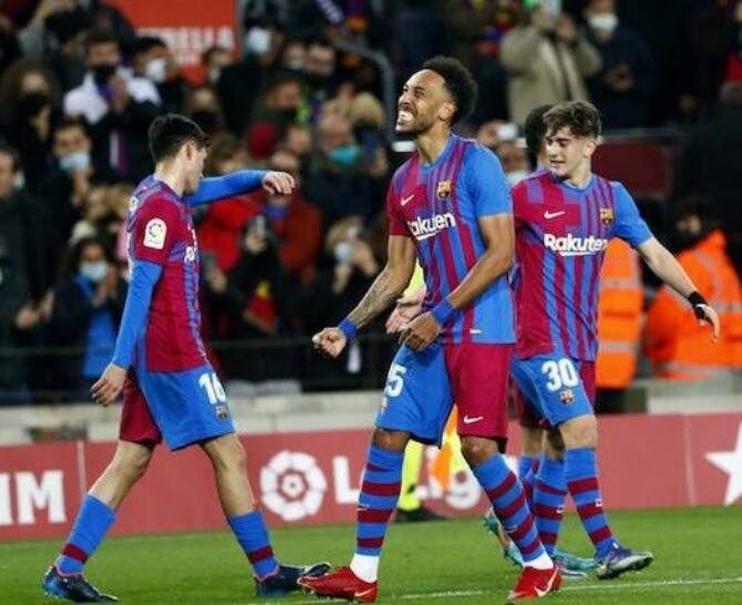 Pierre Emerick Aubayemang merayakan golnya ke gawang Athletic Club, Senin (28/2/2022). Barcelona menang 4-0. Foto;Ist
