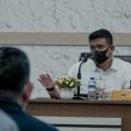 Walikota Medan, Bobby Nasution saat memimpin rapat bersama OPD di Balai Kota Medan, Senin (28/2/2022)