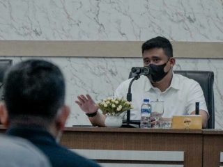 Walikota Medan, Bobby Nasution saat memimpin rapat bersama OPD di Balai Kota Medan, Senin (28/2/2022)