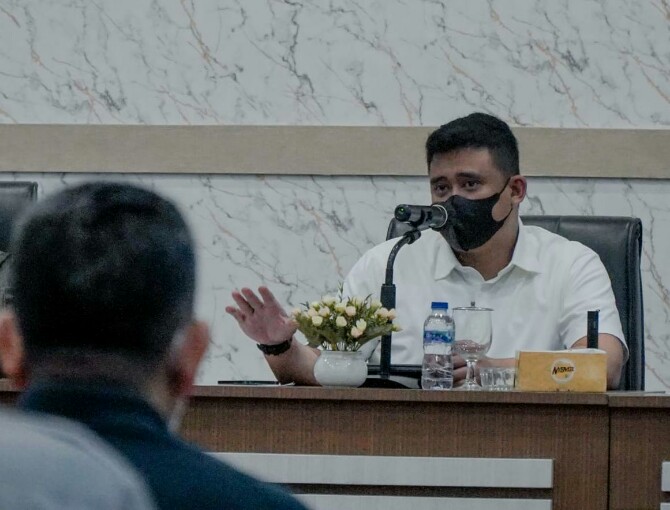 Walikota Medan, Bobby Nasution saat memimpin rapat bersama OPD di Balai Kota Medan, Senin (28/2/2022)