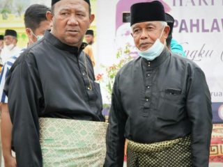 Plt Bupati Langkat, Syah Afandin bersama Anggota DPR, Djohar Arifin saat memperingati Keputeraan Pahlawan Nasional T Amir Hamzah di Halaman Masjid Azizi, Tanjung Pura, Senin (28/2/2022)