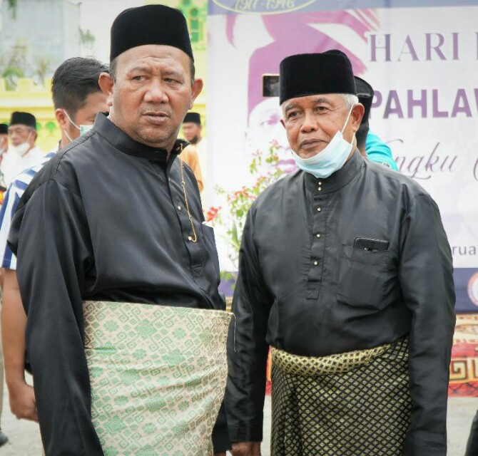 Plt Bupati Langkat, Syah Afandin bersama Anggota DPR, Djohar Arifin saat memperingati Keputeraan Pahlawan Nasional T Amir Hamzah di Halaman Masjid Azizi, Tanjung Pura, Senin (28/2/2022)