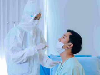 Badan Kesehatan Dunia (WHO) menerbitkan panduan terbaru yang memberi izin mempersingkat durasi karantina atau isolasi mandiri, terutama bagi negara-negara yang berjuang dengan lonjakan infeksi COVID-19.
