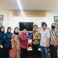 Ketua Prodi Ilmu Perpustakaan UINSU Dr Abdul Karim (berpeci) menyerahkan plakat pada Kepala UPT Perpustakaan UMSU usai pelaksanaan PKL Mahasiswa.(ist)