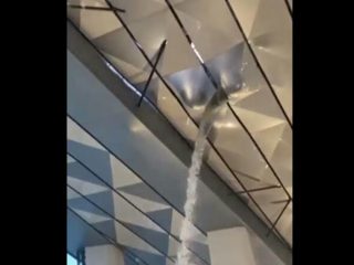Atap Terminal 3 Bandara Soekarno-Hatta, Tangerang, Banten, bocor seperti air terjun. Peristiwa itu terekam dalam sebuah video yang viral di media sosial.