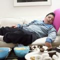 Food coma terjadi ketika mengantuk setelah makan, ditambah dengan sedikit pusing. Ini bisa terjadi kapan saja dan di mana saja.