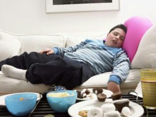 Food coma terjadi ketika mengantuk setelah makan, ditambah dengan sedikit pusing. Ini bisa terjadi kapan saja dan di mana saja.