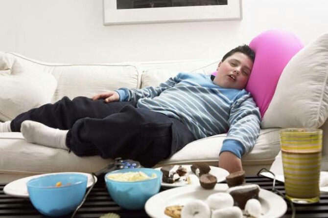 Food coma terjadi ketika mengantuk setelah makan, ditambah dengan sedikit pusing. Ini bisa terjadi kapan saja dan di mana saja.