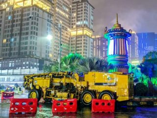 Sejumlah alat berat diturunkan untuk membantu penanganan banjir di Kota Medan begitu Walikota Medan, Bobby Nasution marah dan kecewa. Alat berat tersebut diparkirkan di seputaran Lapangan Merdeka yang merupakan titik nol Kota Medan.