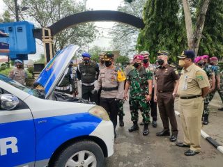 Kapolres Langkat bersama jajaran Forkopimda Langkat saat memerikasa armada Terkait kegiatan operasi keselamatan Toba 2022di Mapolres Langkat, Selasa (1/3/2022)