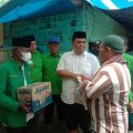 Ketua DPC PPP Medan Abdul Rani (kemeja putih) menyalurkan bantuan pada korban banjir