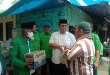 Ketua DPC PPP Medan Abdul Rani (kemeja putih) menyalurkan bantuan pada korban banjir