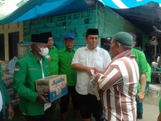 Ketua DPC PPP Medan Abdul Rani (kemeja putih) menyalurkan bantuan pada korban banjir