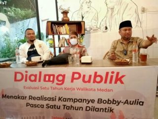 Sugiat Santoso (paling kanan)