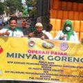 APPSI Sumut bekerja sama dengan Dunia Usaha dan PUD Pasar Medan menggelar operasi pasar minyak goreng di kawasan Pasar Petisah Kota Medan, Rabu (2/3/2022) pagi.