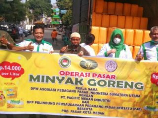 APPSI Sumut bekerja sama dengan Dunia Usaha dan PUD Pasar Medan menggelar operasi pasar minyak goreng di kawasan Pasar Petisah Kota Medan, Rabu (2/3/2022) pagi.