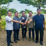 Lokot Nasution (tengah) diapit Sekjend DPP Partai Demokrat Teuku Riefky Harsya, Kepala BPOKK Herman Khaeron serta Armyn Simatupang dan Tondi Roni Tua, diabadikan bersamaa seusia ditetapkannya Lokot Nasution menjadi Ketua DPD Partai Demokrat Sumut, Kamis (3/3/2022).