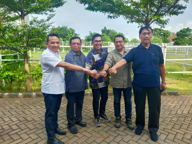 Lokot Nasution (tengah) diapit Sekjend DPP Partai Demokrat Teuku Riefky Harsya, Kepala BPOKK Herman Khaeron serta Armyn Simatupang dan Tondi Roni Tua, diabadikan bersamaa seusia ditetapkannya Lokot Nasution menjadi Ketua DPD Partai Demokrat Sumut, Kamis (3/3/2022).