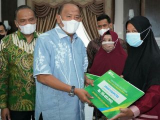 Sebanyak 2.315 guru honorer di Pemkab Langkat didaftarkan menjadi peserta BPJS Ketenagakerjaan. Hal ini untuk memastikan dukungan Pemkab Langkat dalam terlaksananya Sistem Jaminan Sosial Nasional di Kabupaten Langkat sesuai diamanahkan dalam Undang-Undang nomor 40 tahun 2004.