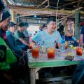 Usai mengikuti seluruh kegiatan akhir pekan, Walikota Medan, Bobby Afif Nasution beristirahat di sebuah warung kopi sederhana di Jalan Dr Mansyur Medan Selayang, Sabtu (5/3/2022).