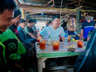 Usai mengikuti seluruh kegiatan akhir pekan, Walikota Medan, Bobby Afif Nasution beristirahat di sebuah warung kopi sederhana di Jalan Dr Mansyur Medan Selayang, Sabtu (5/3/2022).