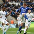 Aksi Harvey Barnes saat Leicester City berhadapan dengan Leeds United di King Power Stadium, Sabtu (5/3/2022). Foto:IST