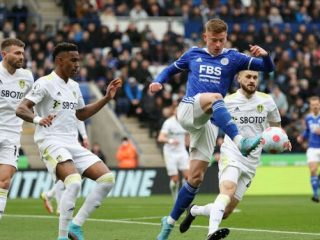 Aksi Harvey Barnes saat Leicester City berhadapan dengan Leeds United di King Power Stadium, Sabtu (5/3/2022). Foto:IST