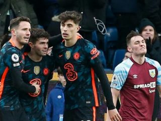 Para pemain Chelsea merayakan gol Pulisic di kandang Burnley. Foto:ist