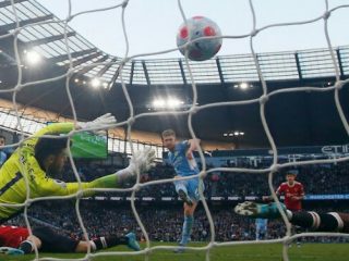 Manchester United tidak mampu berbuat banyak saat meladeni permainan tim sekotanya, Manchester City di Stadion Etihad, Minggu (6/3/2022). Setan Merah menyerah 1-4.
