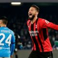 Oliver Giroud merayakan golnya ke gawang Napoli.