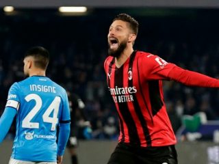 Oliver Giroud merayakan golnya ke gawang Napoli.