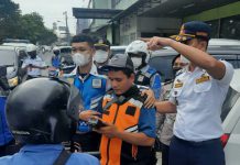 Salah satu jukir nakal yang diamankan personel Dinas Perhubungan Kota Medan di salah satu lokasi e-parkir, Senin (7/3/2022). Foto:IST
